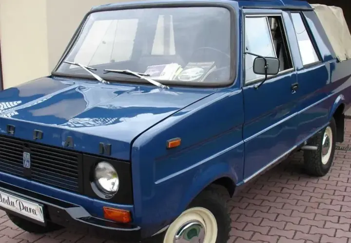 Niebieski Tarpan z płóciennym dachem, idealny do wystawienia na OLX. Zastanawiasz się, ile kosztuje wystawienie samochodu na OLX?