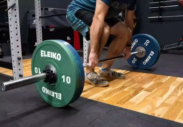 Jak połączyć crossfit z siłownią, by uniknąć kontuzji i przetrenowania