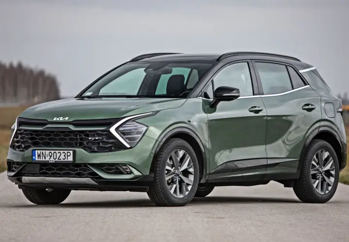 Nowy zielony Kia Sportage GT-Line, jeden z najnowszych kia modele, prezentuje się na drodze.