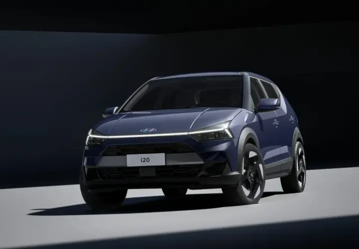 Un Hyundai i20 azul oscuro, listo para una prueba de manejo, con luces LED frontales y un diseño moderno.