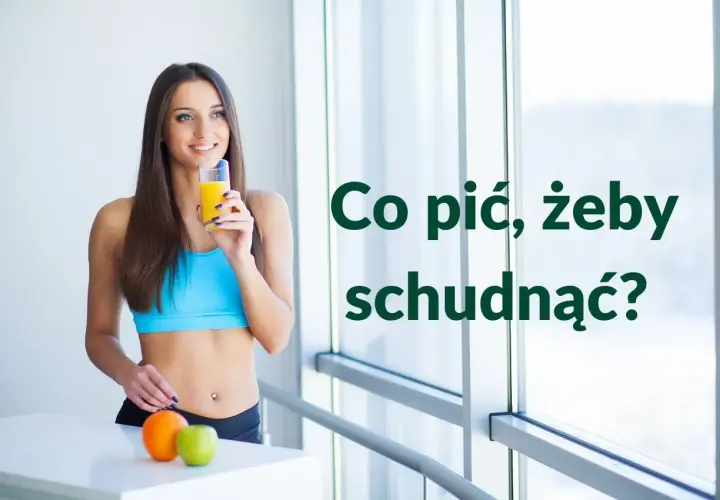 Kobieta w sportowym stroju pije sok pomarańczowy, obok leżą owoce.