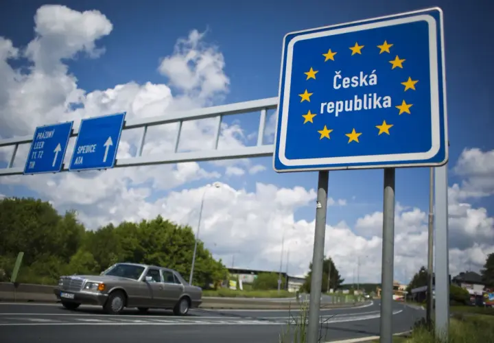 Znak graniczny Czech. Zastanawiasz się, ile kosztuje autostrada w Czechach? Zobacz, jak wygląda wjazd do kraju.
