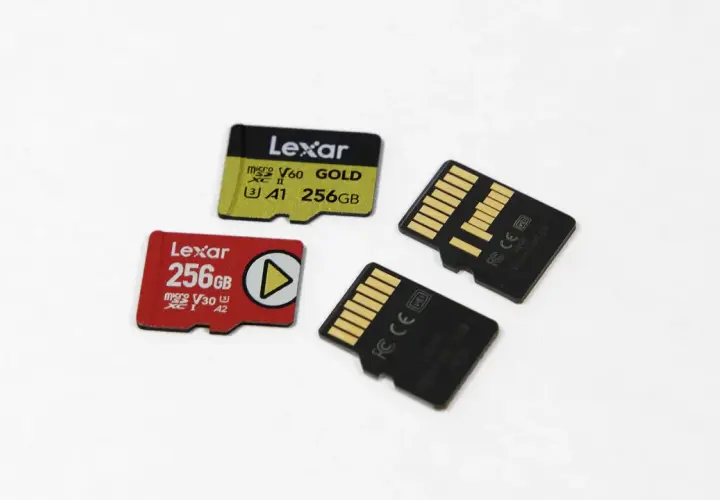 Dwie karty pamięci Lexar 256GB, jedna czerwona V30 A2, druga żółta V60 A1. Idealne pytanie: jaka karta pamięci do wideorejestratora?