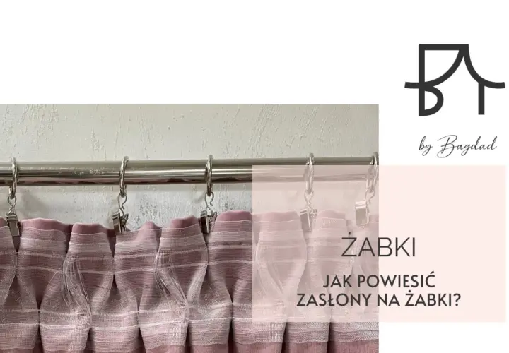 Zasłony upięte na karniszu za pomocą żabek. Tekst: "Żabki. Jak powiesić zasłony na żabki?".