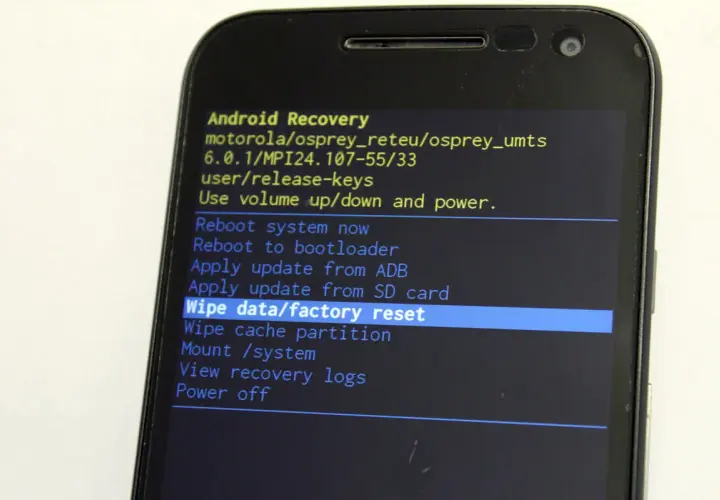 Ekran Android Recovery z opcją "Wipe data/factory reset", która pozwala dowiedzieć się, jak zresetować telefon do ustawień fabrycznych.