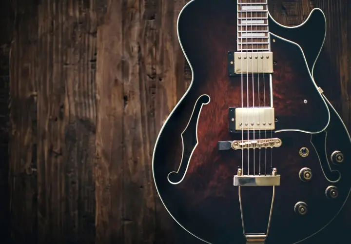 Gitara jazzowa na tle drewnianych desek. Ostatnie dźwięki, goodbye my lover.