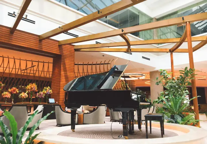 Elegancki fortepian czeka na pianistę, by zagrać piękny akord a piano w przestronnym holu.