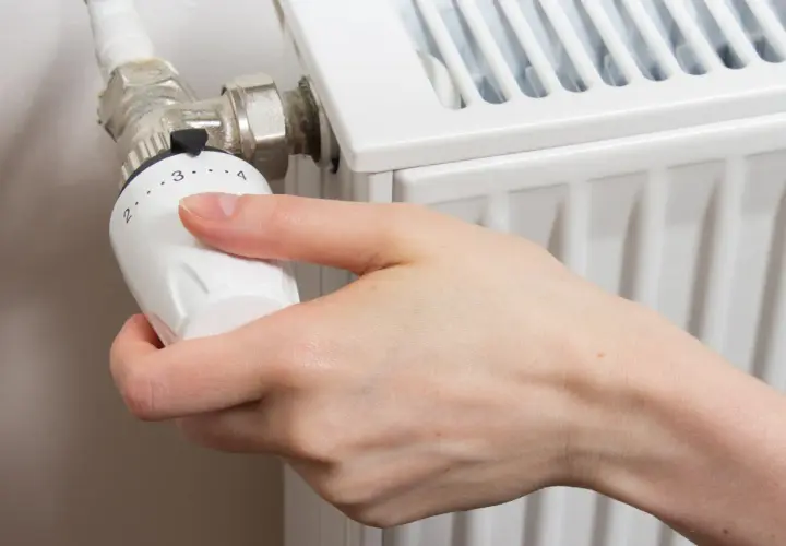 Jak zamontować głowicę termostatyczną? Poradnik DIY i oszczędność