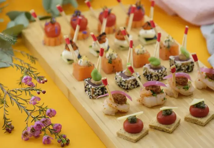 Plateau de petits fours sucrés et salés. Combien de petit four sucré par personne en dessert ? Difficile à dire, il y en a pour tous les goûts !
