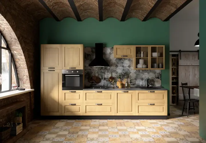Cucina moderna con mobili in legno chiaro, parete verde smeraldo e soffitto a volta in mattoni. Ottime idee pittura cucina per un look rustico e contemporaneo.