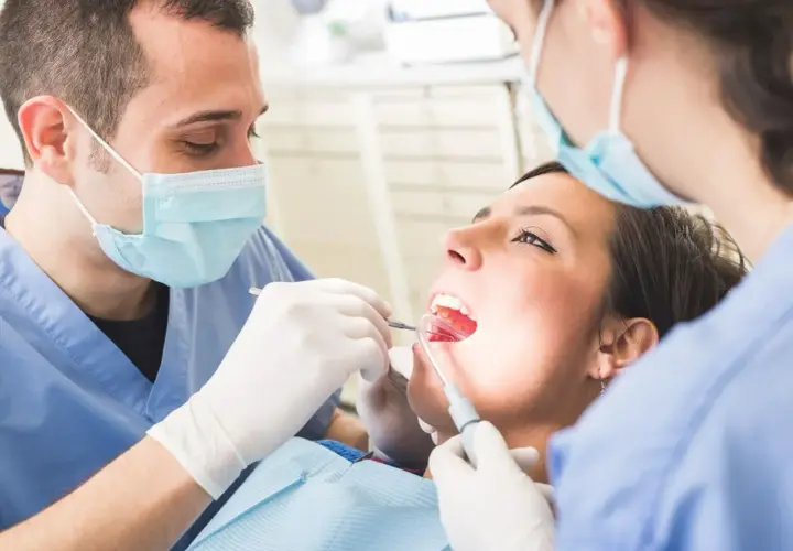 Czy dentysta widzi że ktoś pali? Oto co może zauważyć w jamie ustnej