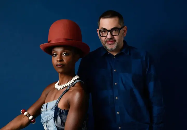 Morcheeba: wokalistka w rudym kapeluszu i dżinsowym ogrodniczkach, obok niej mężczyzna w okularach. Cieszą się wspólną podróżą.