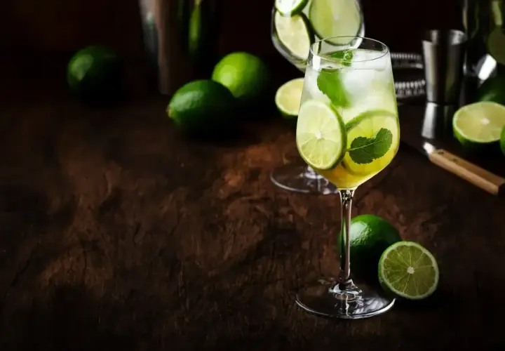 Orzeźwiający drink Hugo z limonką i miętą. Idealny przepis na lato.