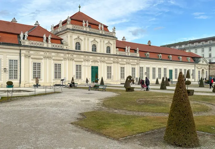 Spacerem po ogrodach Belwederu w Wiedniu, podziwiając barokową architekturę i rzeźbione drzewa.