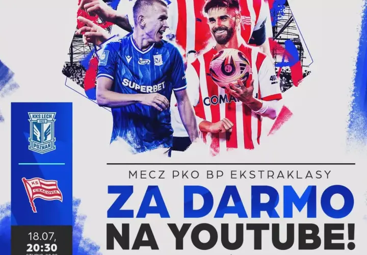 Dwóch piłkarzy w strojach klubowych, jeden w niebieskim, drugi w czerwono-białym, trzyma piłkę.