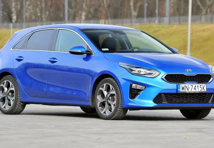 Niebieski Kia Ceed 1.4 benzyna na parkingu.