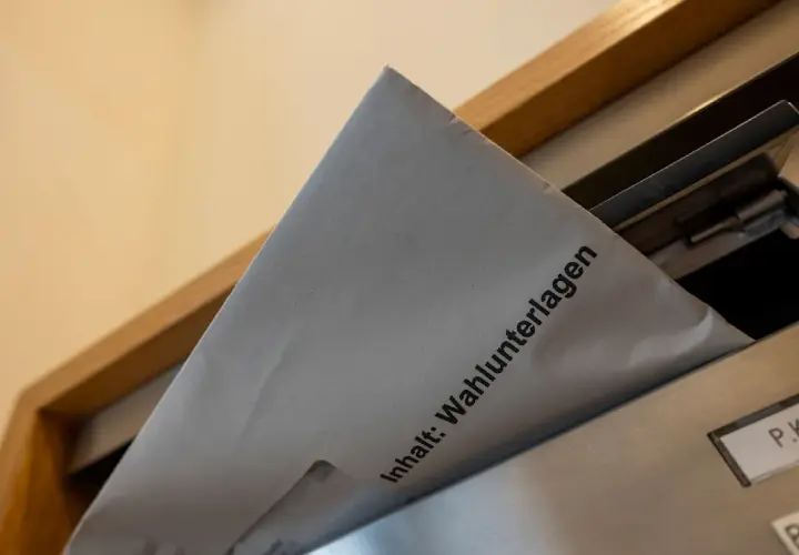 Brief mit der Aufschrift "Inhalt: Wahlunterlagen" wird in einen Briefkasten gesteckt. Die Civey Sonntagsfrage Bayern könnte bald per Post beantwortet werden.