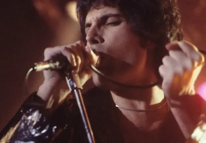 Freddie Mercury śpiewa z pasją, jakby chciał porwać tłumy. Choć nie ma tu dzieci, jego muzyka to dziedzictwo dla przyszłych pokoleń.