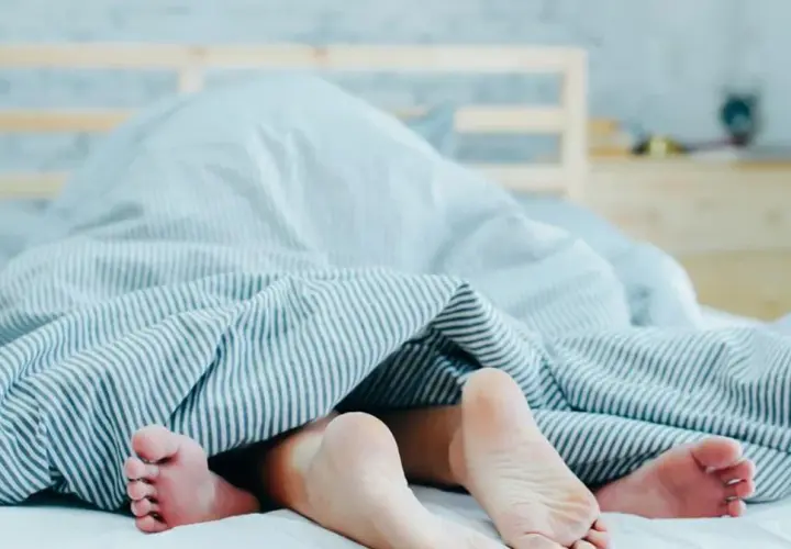 Stopy pary pod kołdrą. Czyżby ktoś wpadł przez stosunek przerywany?
