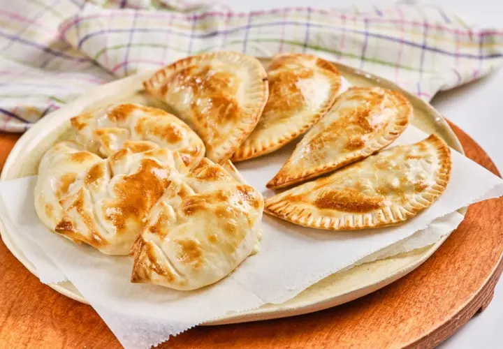 Deliciosas empanadillas al horno, doradas y listas para disfrutar. Un bocado perfecto para cualquier momento.