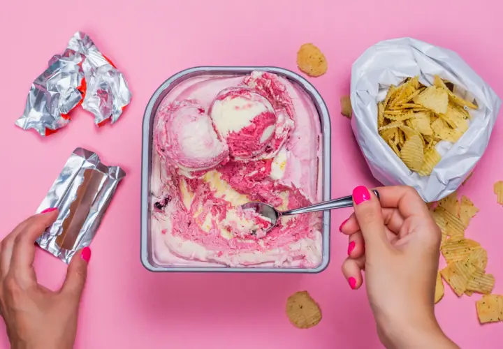 Ktoś ma wielką ochotę na słodkie przed okresem! Lody, czekolada i chipsy – idealny zestaw.