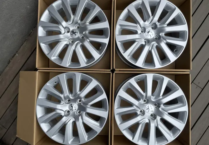 Cztery nowe felgi aluminiowe do Peugeot 407, gotowe do montażu. Idealny rozmiar opon dla tego modelu.