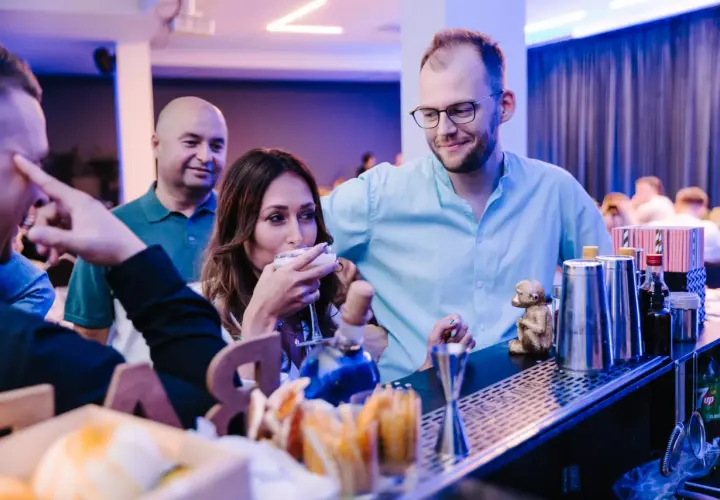 Jak stworzyć kreatywne menu drinków w barze, które zachwyci gości