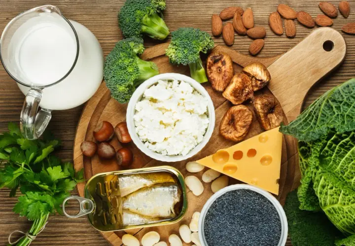 Milch, Brokkoli, Käse, Mandeln, Sardinen, Feigen, Mohn und Grünkohl – Lebensmittel, die die **Calciumwirkung** für starke Knochen unterstützen.