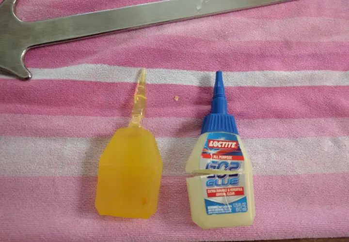 Usuń klej z butelki szklanej bez rys! Daj jej drugie życie