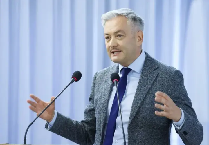 Ile lat ma Robert Biedroń? Wiek i kluczowe etapy kariery.