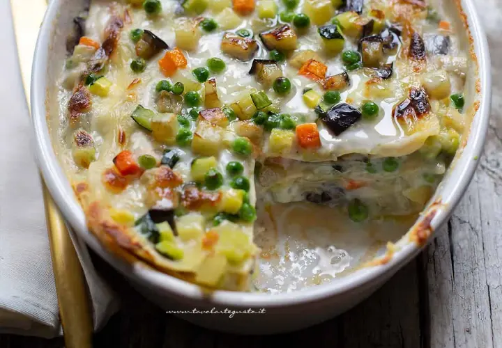 Lasagne alle verdure ricetta della nonna: strati di pasta, besciamella cremosa e un ricco mix di zucchine, carote, melanzane e piselli, gratinate al forno.
