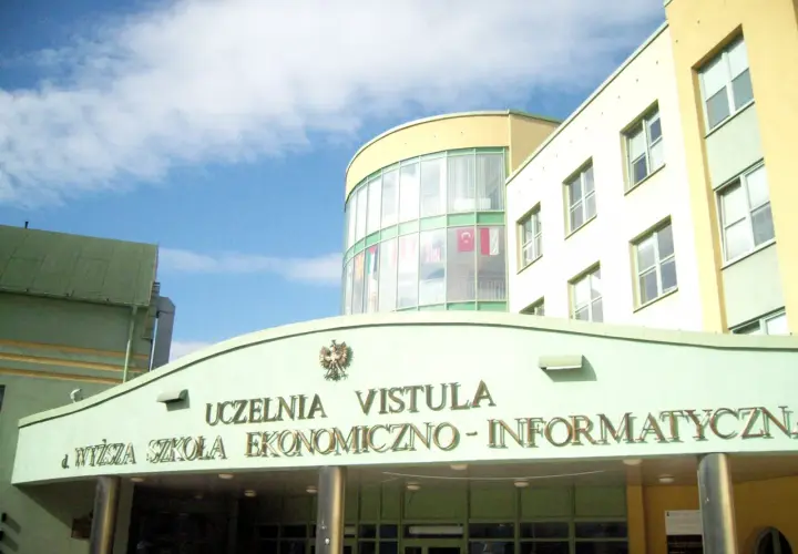 Uczelnia Vistula, gdzie zdobywa się wiedzę o finansach i biznesie. Opinie studentów są tu ważne.