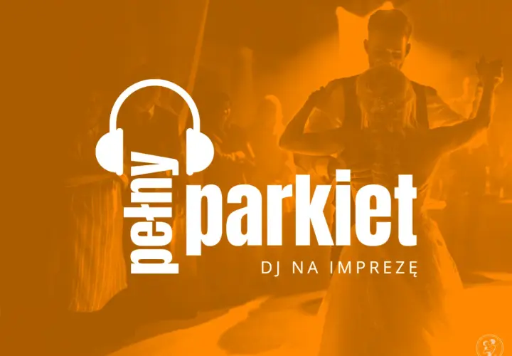 DJ na weselu, który rozkręci każdy parkiet. Para młoda tańczy, a w tle widać gości.