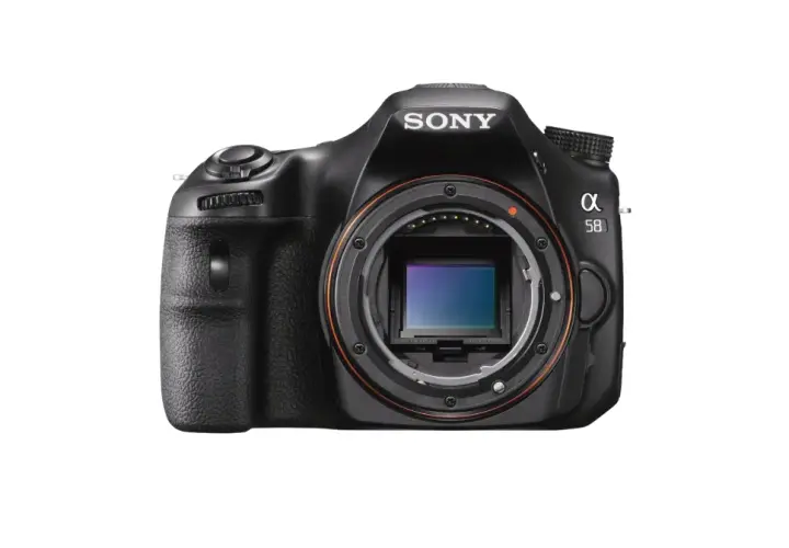 Czarna lustrzanka Sony a58 bez obiektywu, z widocznym sensorem.