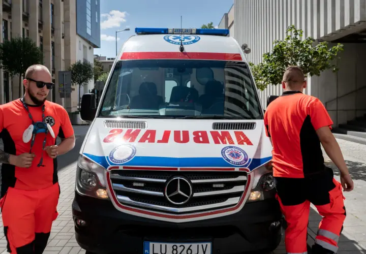 Ratownicy medyczni przy ambulansie. Ich praca to nie tylko transport krwi, ale też zarobki i ratowanie życia.