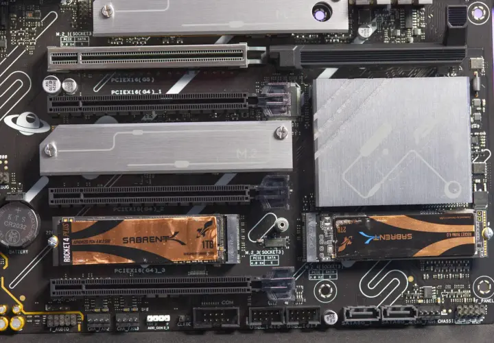 Ein Mainboard mit mehreren M.2-Slots, bereit für den SSD-Einbau. Zwei Sabrent SSDs sind bereits installiert.