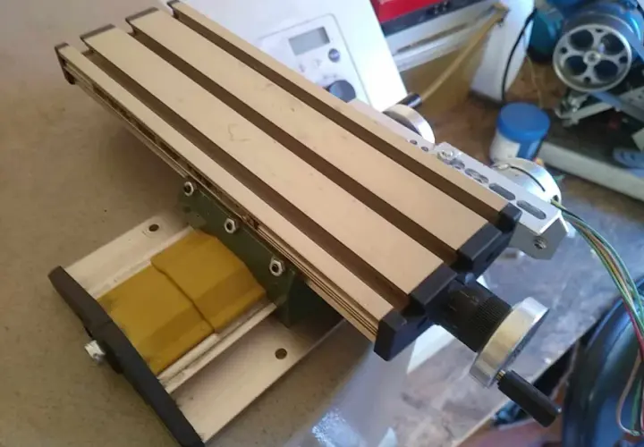 Stół krzyżowy do plotera CNC DIY. Precyzyjne prowadnice i pokrętła do sterowania ruchem.