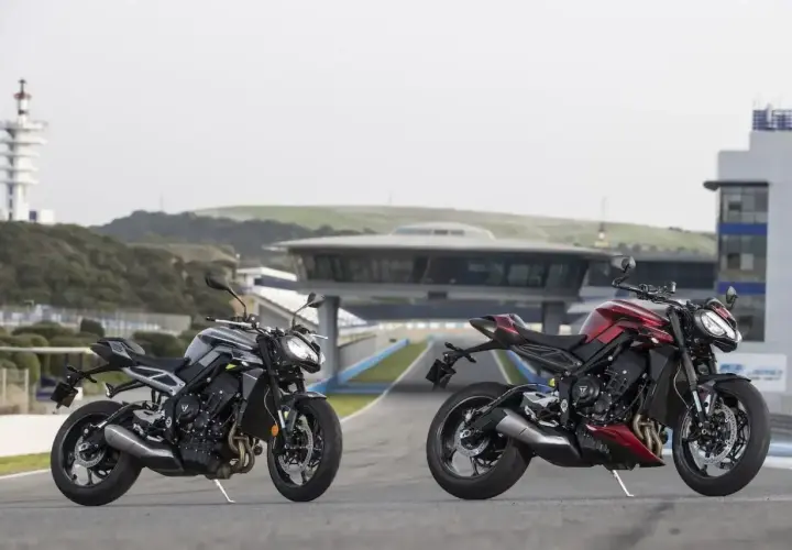 Dwa motocykle Triumph Street Triple 675 na torze wyścigowym. Czerwony i grafitowy. Dane techniczne w zasięgu wzroku.