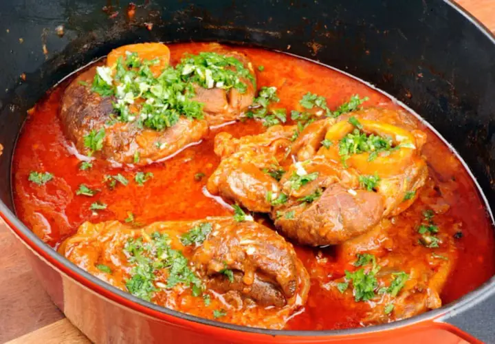 Un plat mijoté de morceaux de dinde tendres, baignant dans une sauce rouge savoureuse et garni de persil frais. Un délice d'osso bucco de dinde.