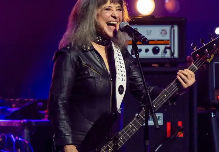 Suzi Quatro, w czarnej ramonesce, gra na basie i śpiewa. Ile lat ma Suzi Quatro? Wciąż pełna energii na scenie!