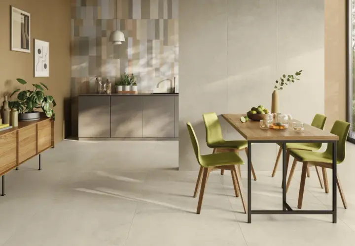 Pavimento cucina idee: un ambiente moderno con tavolo in legno, sedie verdi e una cucina a vista.