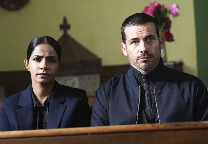 Två utredare sitter i en kyrkbänk. En brittisk kriminalserie som du kan se på SVT Play.