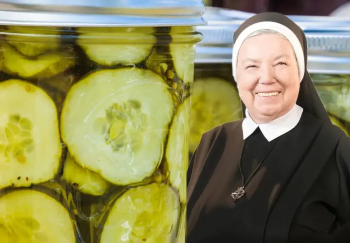 Uśmiechnięta zakonnica obok słoików z ogórkami. Jej przepis na mizerię do słoików jest ponoć najlepszy w okolicy.