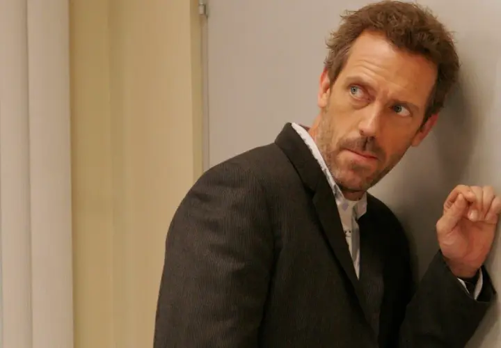 Dr. House, z charakterystycznym spojrzeniem, zastanawia się nad kolejnym przypadkiem. Ile sezonów serialu czeka na widzów?