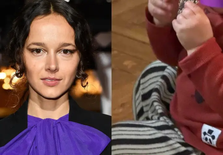 Monika Brodka z dziećmi. Artystka w fioletowej kokardzie obok malucha w czerwonym sweterku i pasiastych spodniach.