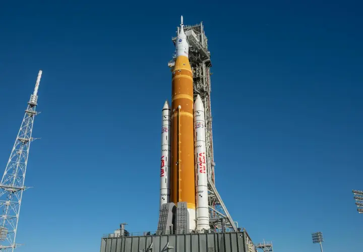 Potężna rakieta NASA Space Launch System (SLS) gotowa do startu. Dwa potężne boostery rakietowe po bokach centralnego zbiornika paliwa.