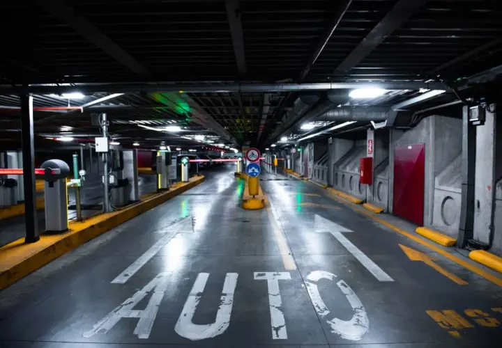 Ingresso al parcheggio metro Santa Maria del Soccorso. Le frecce indicano la direzione per le auto.