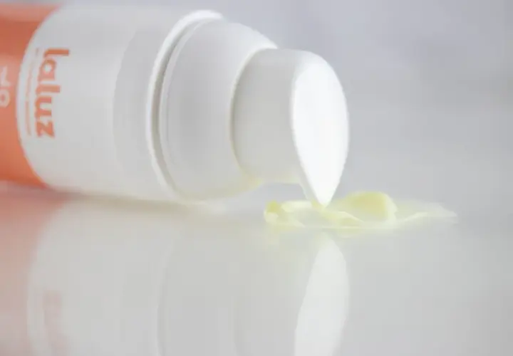 Crema con retinol puro de La Luz, ideal para rejuvenecer tu piel. Descubre para qué sirve el retinol y luce un cutis radiante.