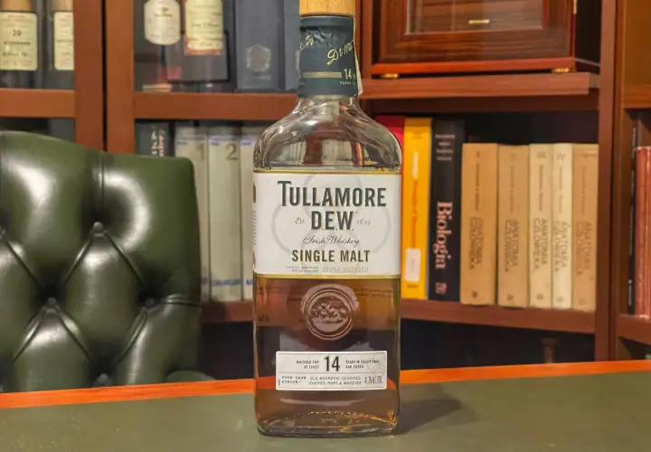 Butelka Tullamore Dew Single Malt 14yo. Czy irlandzka whiskey (pisana przez 'e') jest zawsze łagodniejsza?