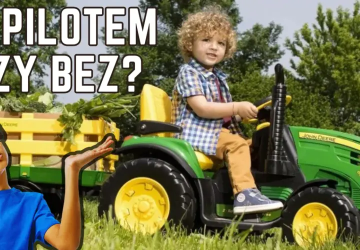 Mały rolnik na zielonym **John Deere traktorze dla dzieci** z przyczepą pełną warzyw. Czy steruje nim pilot?